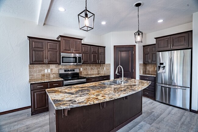 Building Photo - 6649 N Madellaine Dr