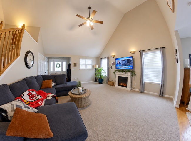 Building Photo - 3D Tour Available-HUGE Bedrooms + 2-Car Garage + Pet Friendly + Washer and Dryer Included! Availa...