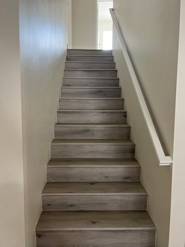 Building Photo - Delong Townhomes