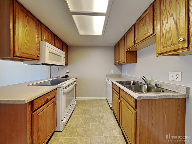 Building Photo - 1373 Hobart Dr