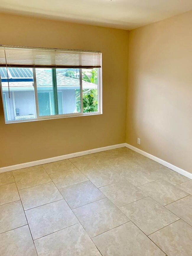 Building Photo - 3 bedroom, 2 bathroom, 1 parking in Salt L...
