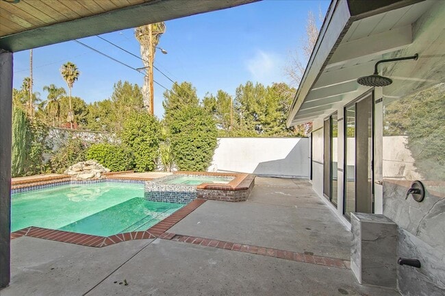 Building Photo - 6513 Corbin Ave