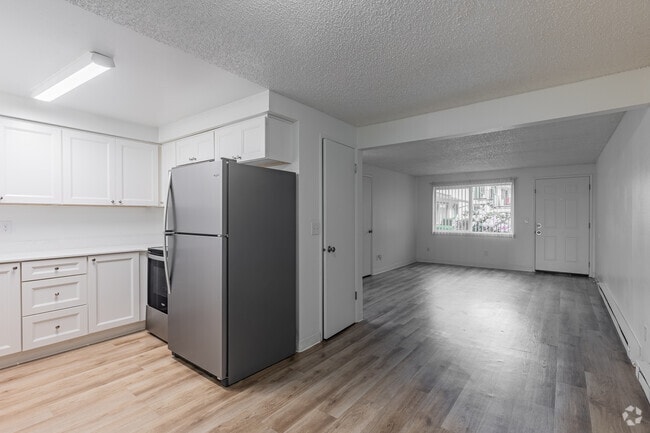2BR, 1BA - 843SF - Kitchen - PineWood Commons