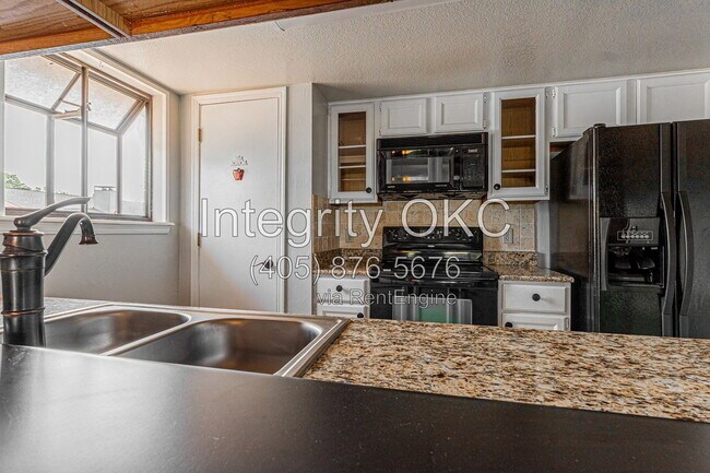 Building Photo - 4400 Hemingway Dr