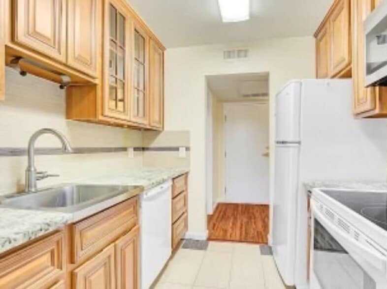 Building Photo - 300 N Civic Dr