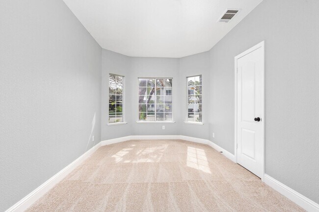 Building Photo - Gorgeous 3 bd. & 2 bath Home with a pool i...