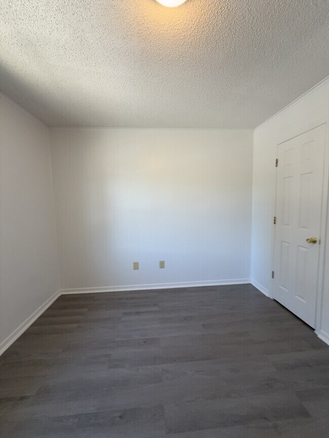 Building Photo - 212 Zack Cir