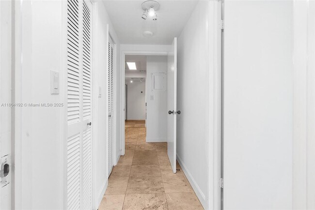 Building Photo - 1581 Brickell Ave