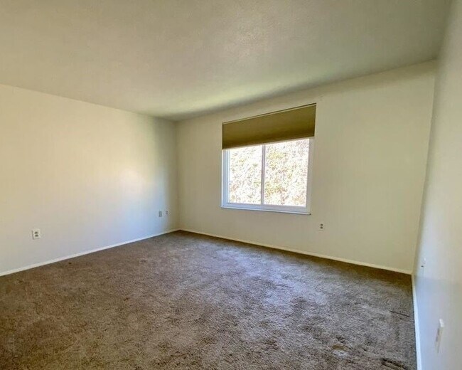 Building Photo - "Charming 2-Bed Condo Retreat with Modern Comfort in Imperial, PA!"
