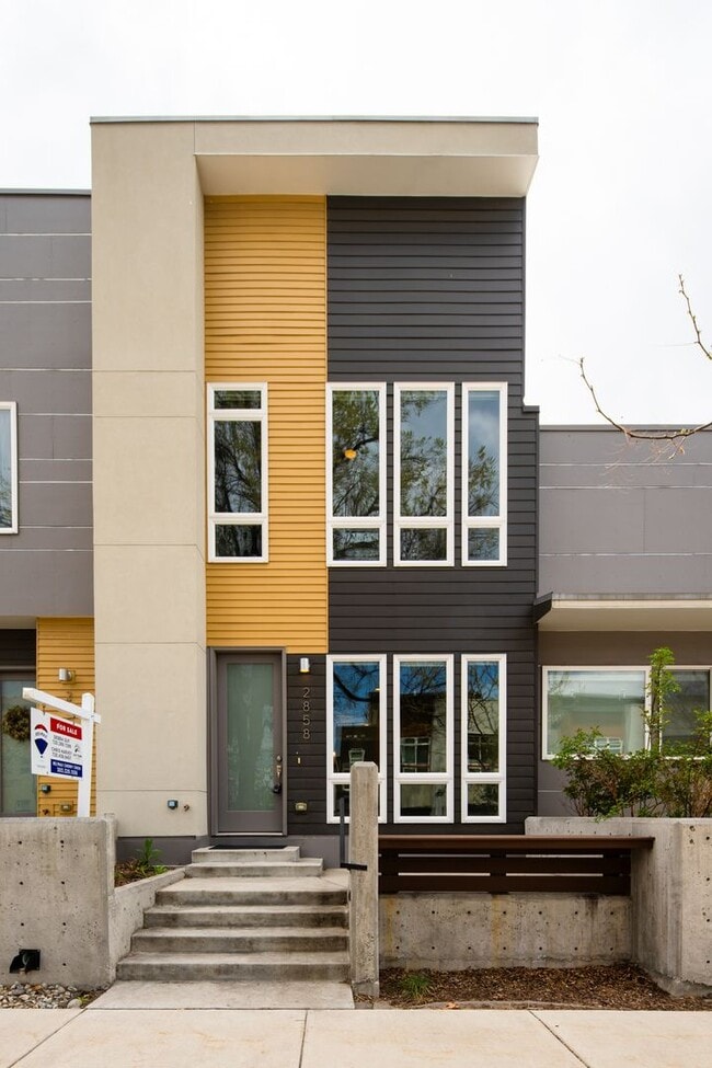 Building Photo - Modern 3 bed / 4 bath, 3 story townhome!