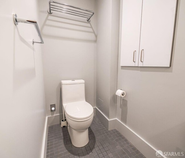 Building Photo - 325 Clipper St