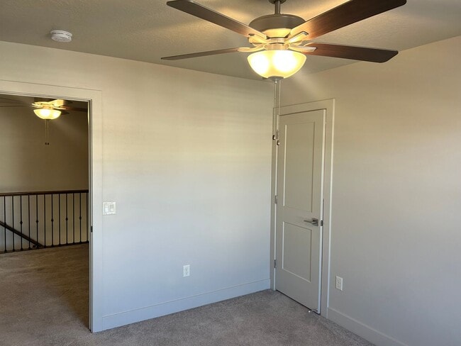 Building Photo - BEAUTIFUL TOWNHOME!