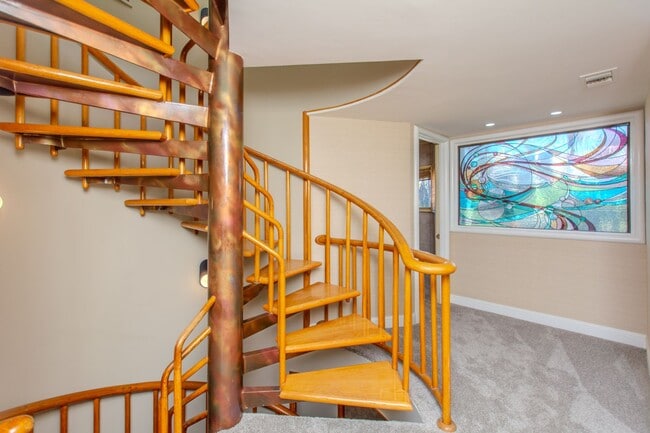 Building Photo - Extraordinary 5-Bed / 5-Bath Oceanfront Pr...