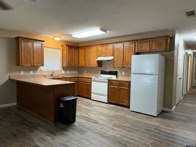 Building Photo - 113 Elm Creek Dr