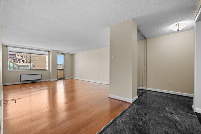 Building Photo - Spacious Renovated Dupont Circle Condo Walking Distance to Metro!
