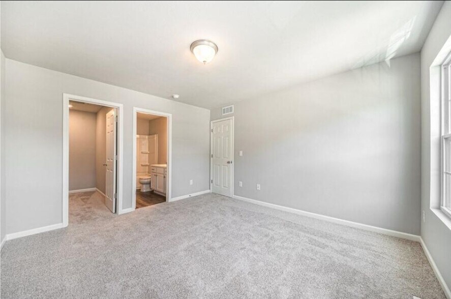 Building Photo - 4633 Glen Haven Dr