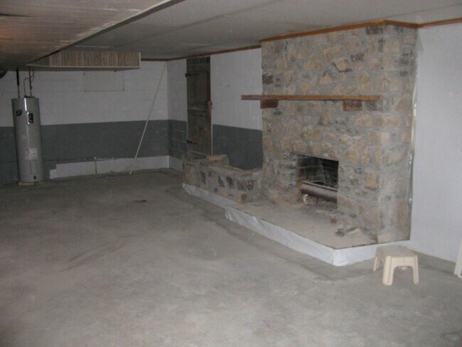 Building Photo - Private Farm House, Lots of Space, Country...