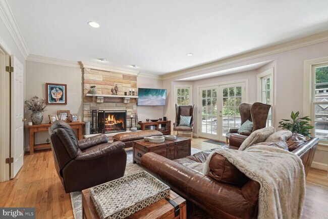 Building Photo - 5 Bed 4.5 Bath - Bethesda len Echo Heights...