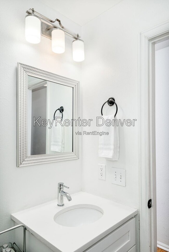 Building Photo - 2405 Tremont Pl