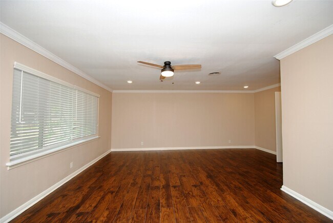 Building Photo - 10034 Cedardale Dr