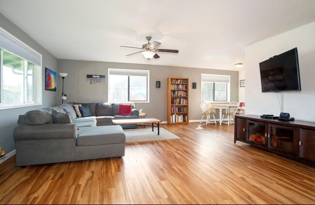 Building Photo - Great 3 Bedroom, 2 bath house Available Se...
