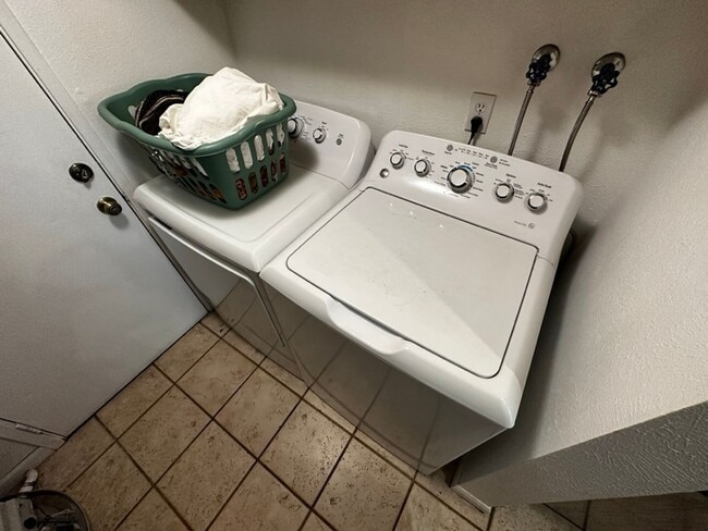 Building Photo - (2026 PRE-LEASING) Nicely maintained 2bd 1ba townhome in ideal location!  (Swimming POOL)