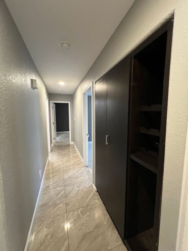 Building Photo - NICE 3 BED 2 BATH!