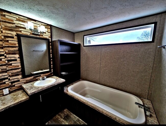 Building Photo - 105 High St