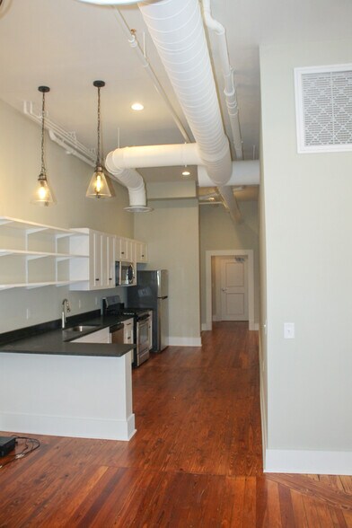 202 - 596 Cherry St