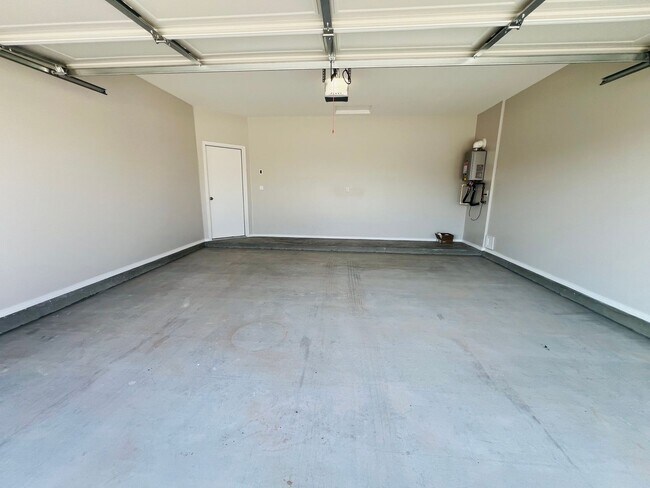Building Photo - Charming 3 bedroom, 2 bath home in East El...