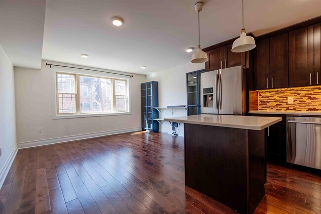 Building Photo - 74 Beacon Ave