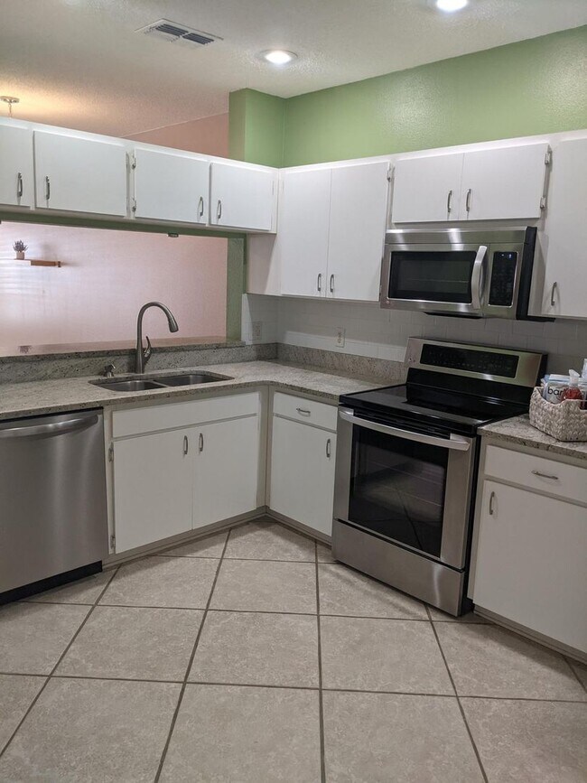 Building Photo - Beautiful 2 Bedroom, 2.5 Bath Townhome in Private Gated Community Of Hunter's Key In New Tampa