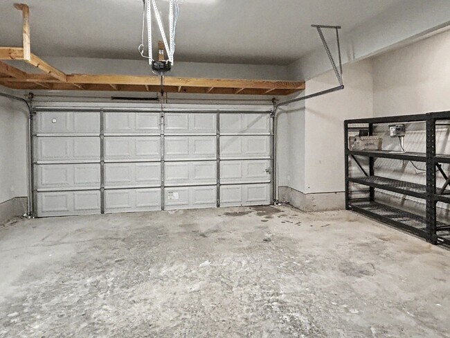 Building Photo - Modern New Braunfels Home with Flexible Upstairs Living Spaces