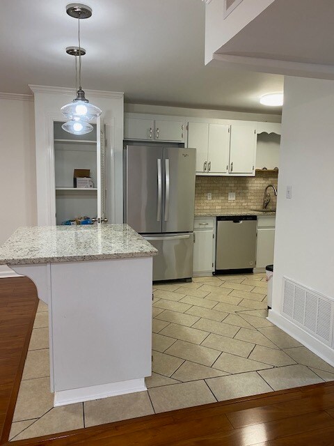 Building Photo - 1004 Woodland Vlg