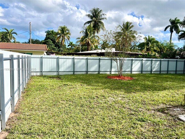 Building Photo - 2536 Flamingo Ln