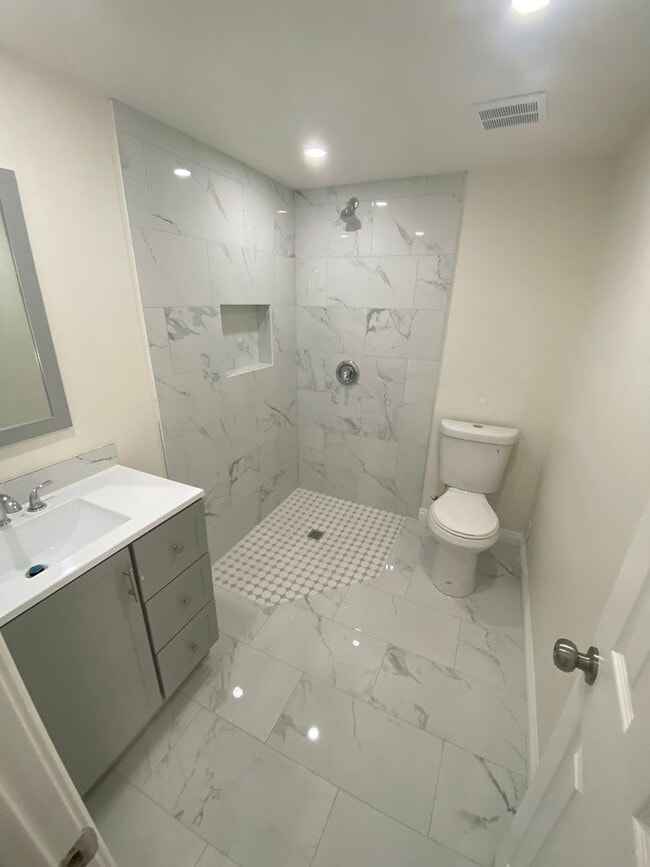 Building Photo - Modern Townhome with Gorgeous City Views – Prime Thousand Oaks Locati