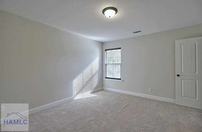 Building Photo - 220 Fairview Dr NE