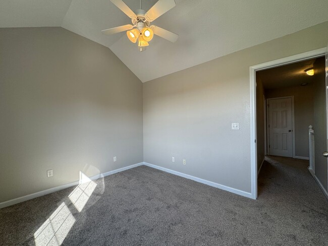 Building Photo - 3 bedroom, 2.5 bathroom duplex located clo...