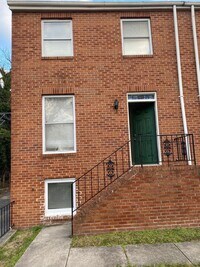 Building Photo - ** 3 BEDROOM TOWNHOME **