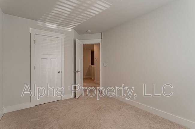 Building Photo - 32 Mardale Ln