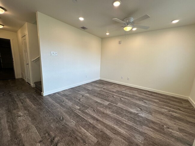 Building Photo - For Lease | 3 Bed, 2.5 Bath |1,688 Sq Ft |...