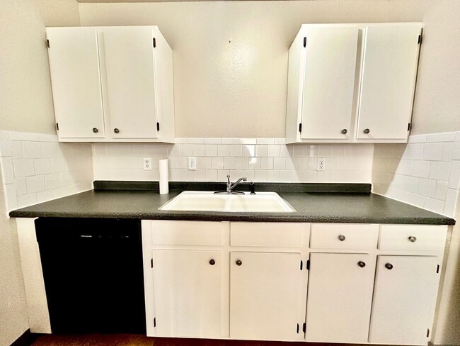 Building Photo - Cute 2-Bed Home with Hardwood Floors and G...