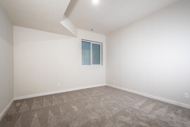 Building Photo - Top Of The Line Newly Built Duplex!