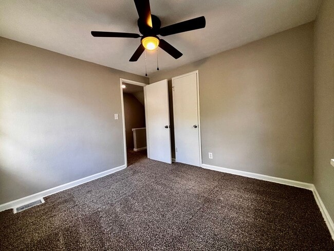 Building Photo - Spacious 3 bedroom 1.5 bath townhome with ...