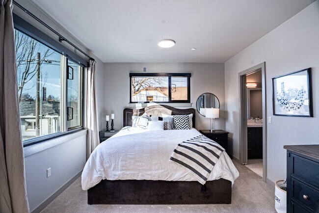 Building Photo - 727 E Front Ave