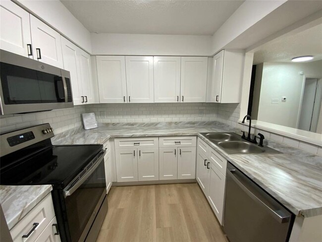 Building Photo - 9524 Woodvale Dr