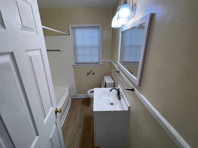 Building Photo - 2 Bedroom House - Section 8 Accepted