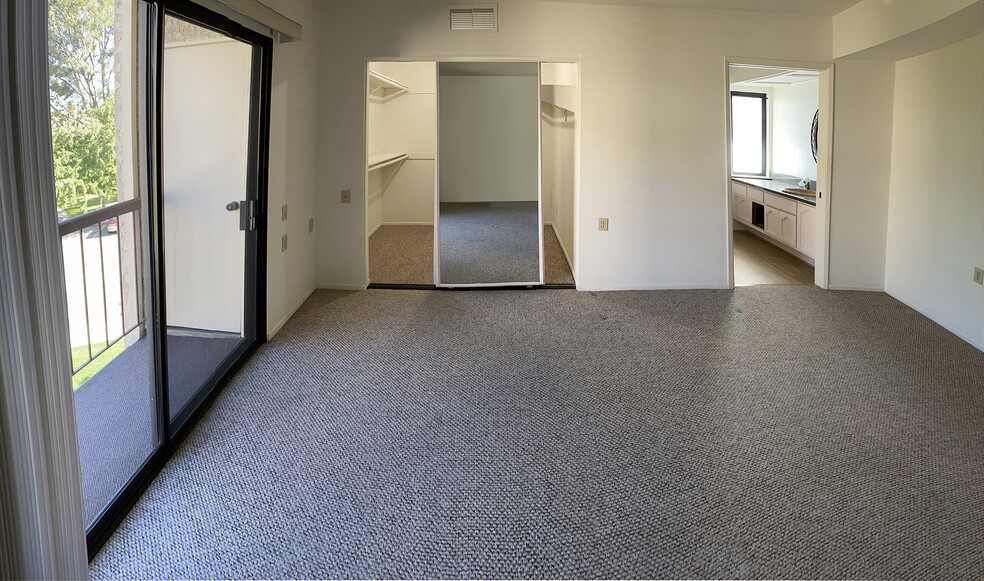 Master Bedroom w/ walk-in closet and full bath - 13601 Del Monte Dr