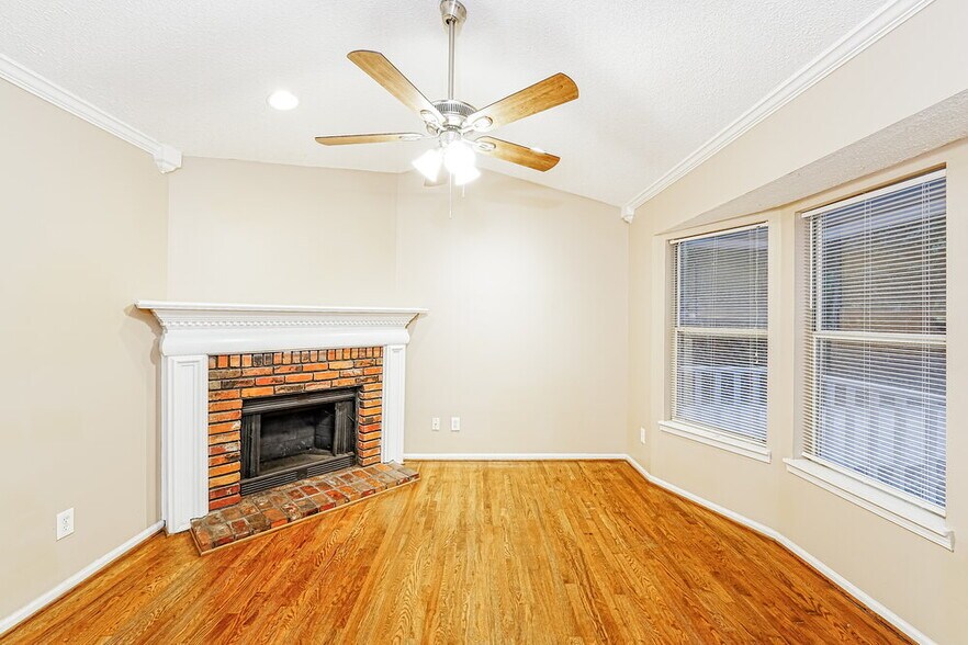 Building Photo - 5837 Janet Dr