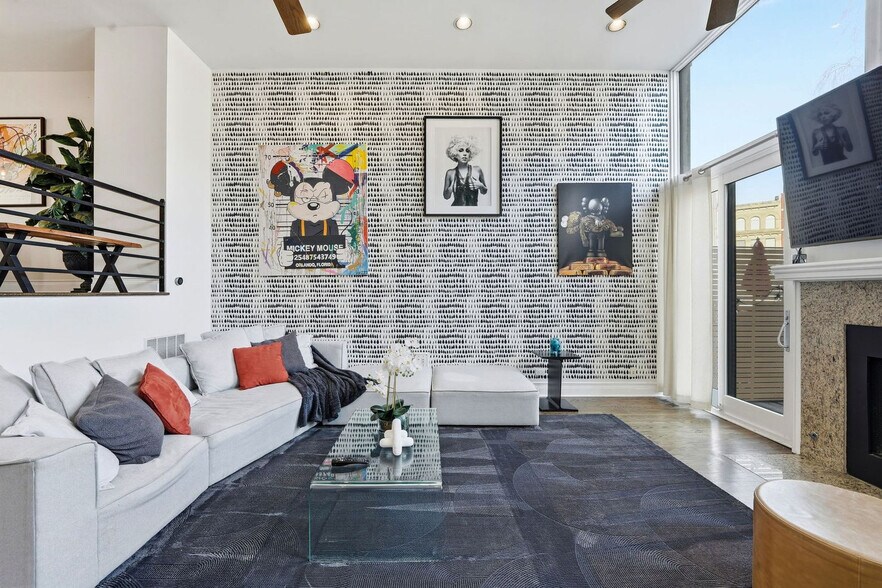 Building Photo - 657 N Carpenter St